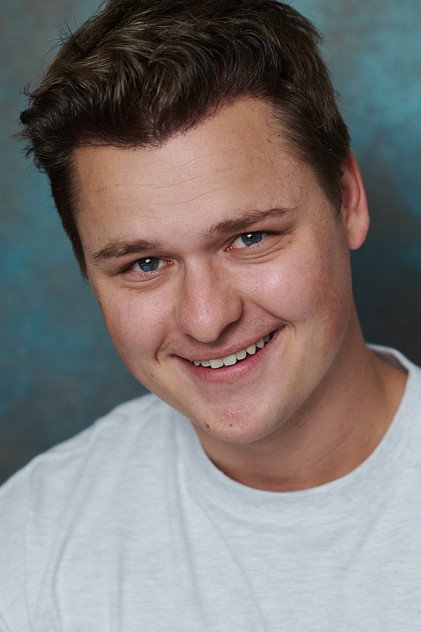 Cooper Tomlinson como Ian