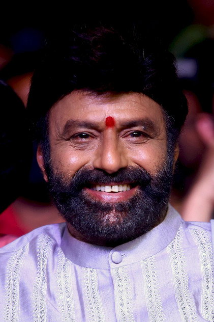 Nandamuri Balakrishna como Akhanda Rudra Sikandar Aghora / Murali Krishna