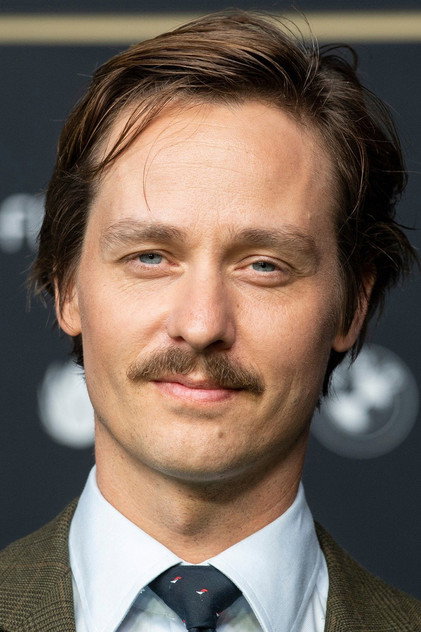 Tom Schilling 役 Björn Diemel
