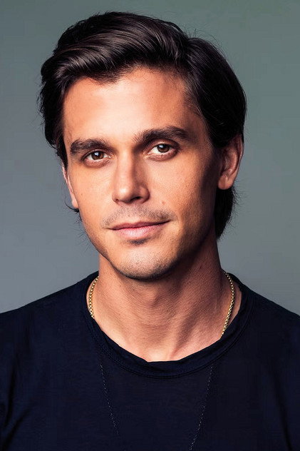 Antoni Porowski como Self - Food & Wine