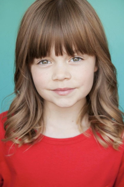 Ember Ambrose como Young Mary