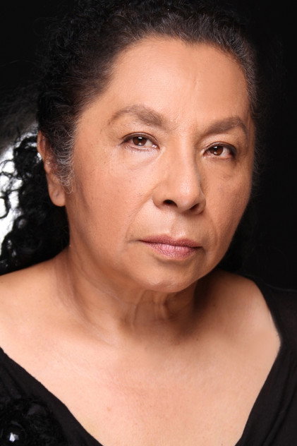 Norma Reyna as Doña Tina