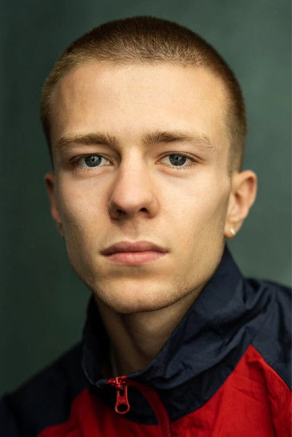 Ruaridh Mollica como Roy (adult)