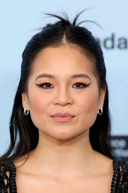 Kelly Marie Tran como Rose Tico (voice)