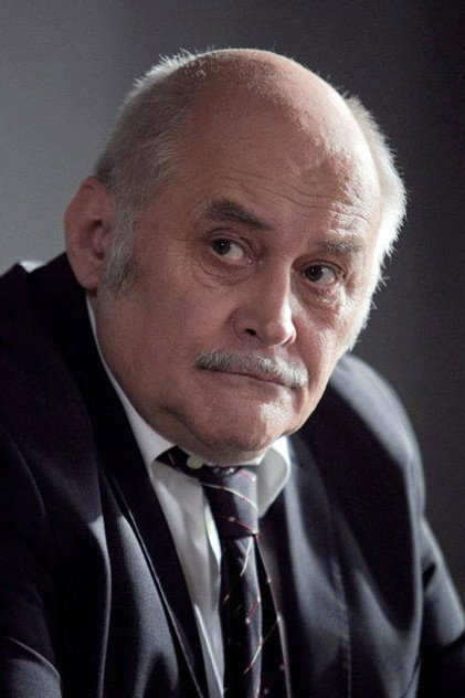 Grzegorz Warchoł como Gravedigger Philosopher