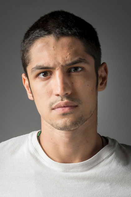 Gabriel Leone como Bobbi
