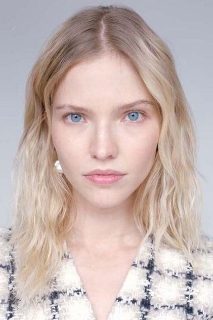 Sasha Luss como Anna