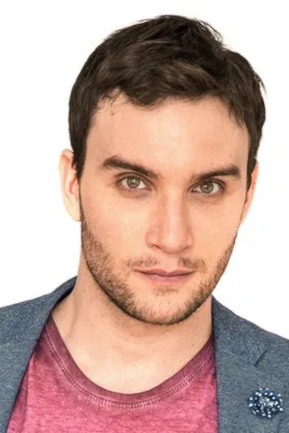 Ari Millen como Dr. Ram (voice)