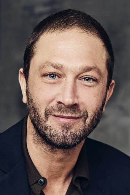 Ebon Moss-Bachrach como Richard 'Richie' Jerimovich