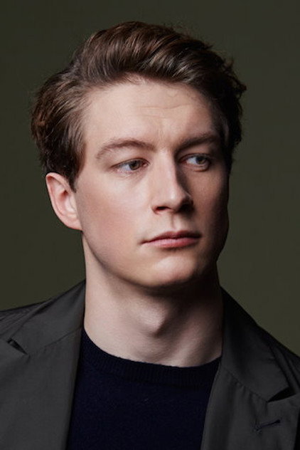 Lorne MacFadyen como Major Barrett