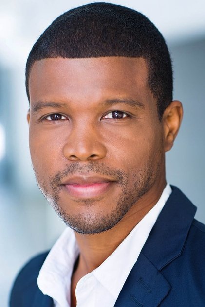 Sharif Atkins como Officer Richardson
