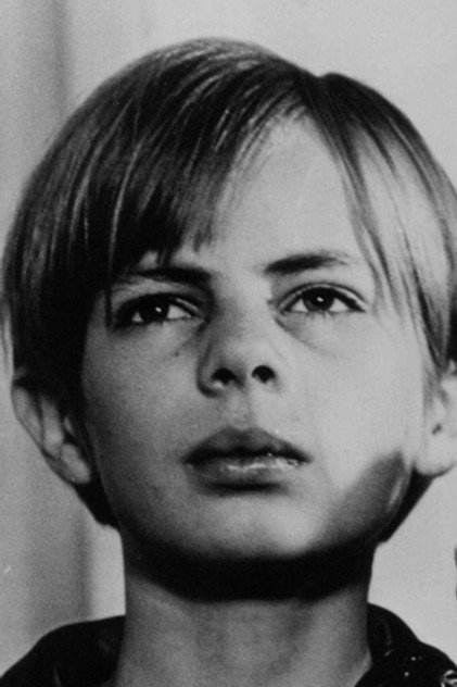 Jörgen Lindström como Elisabet's Son (uncredited)