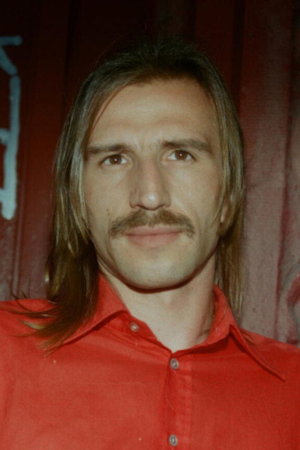 Baptiste Pinteaux como Father Dela Reina