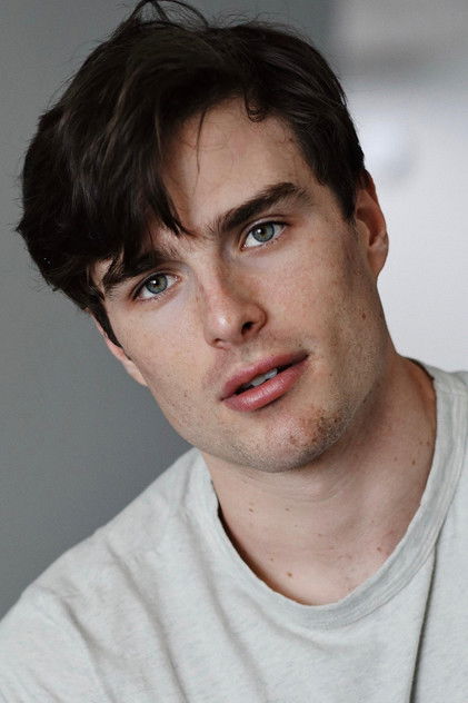 Michael Bradway como Charlie