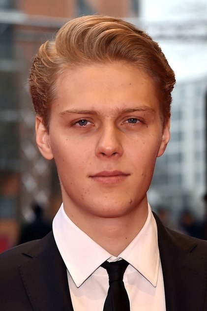 Jakub Gierszał como Leopold Bilski