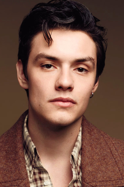 Louis Partridge como Lord Tewkesbury
