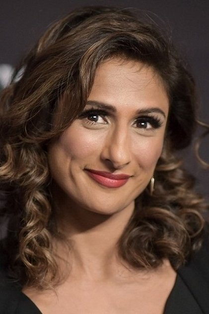 Sarayu Blue como Carolyn McCoy