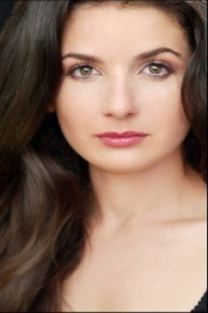 Bethany Geaber como Mavis