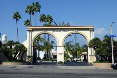 The Bronson Gate at the Paramount Pictures studio lot on Melrose Avenue in Hollywood. Photo: Coolcaesar / CC BY-SA 4.0 via Wikimedia Commons.