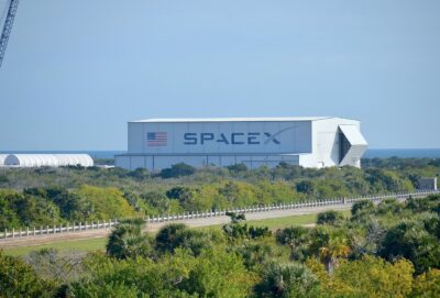 SpaceX hangar at Launch Complex 39A, Kennedy Space Center. Photo: Olga Ernst / CC BY-SA 4.0, via Wikimedia Commons