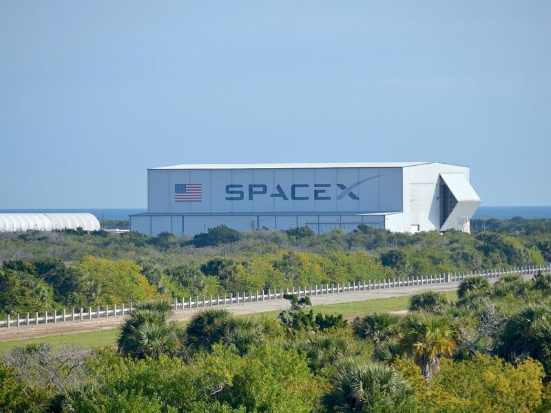 SpaceX株がIPO価格を下回る中、キャシー・ウッドが5100万ドルを追加投資