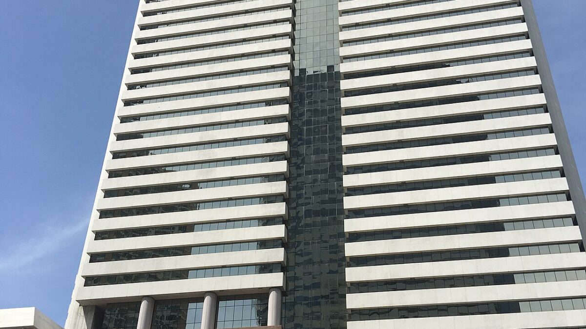 Standard Chartered devuelve 1.000 millones a inversores mientras la IA elimina empleos
