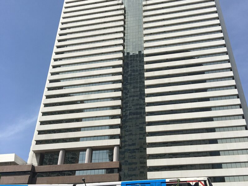 스탠다드차타드, AI로 백오피스 직원 감축하며 투자자에게 10억 달러 환원