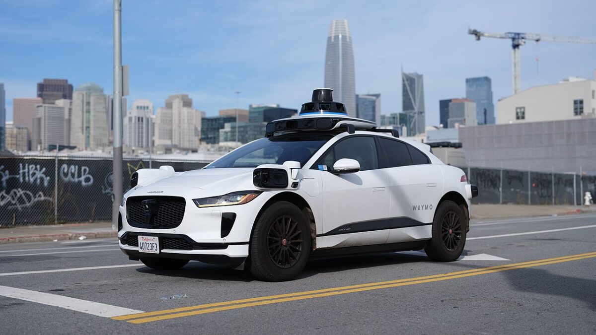Waymoが米国4都市で安全運転手を廃止——決定の背景は経済合理性
