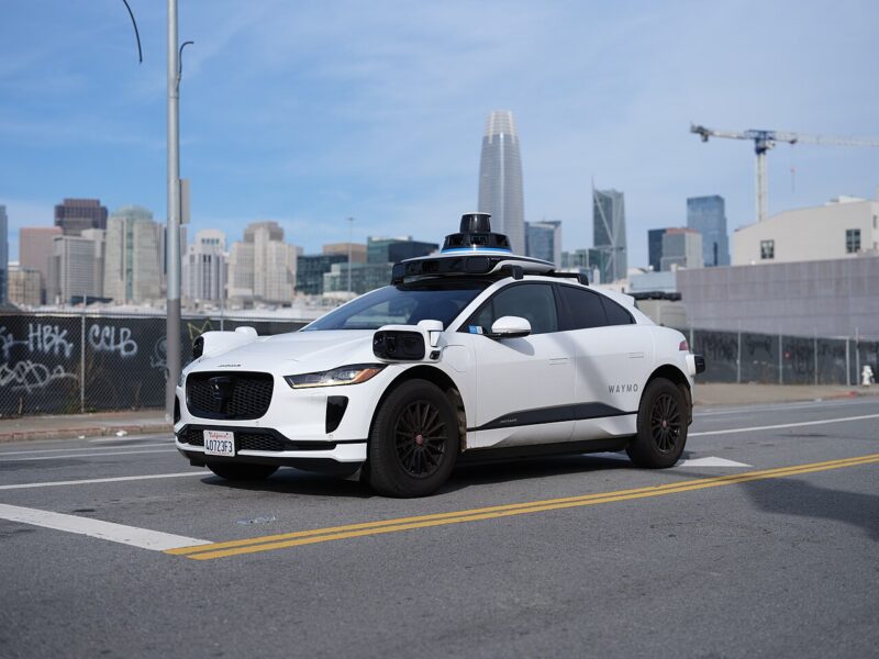 Waymoが米国4都市で安全運転手を廃止——決定の背景は経済合理性
