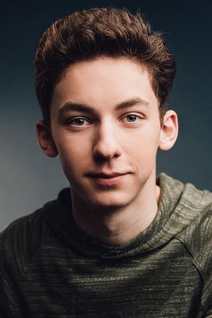 Andrew Barth Feldman como Percy Becker