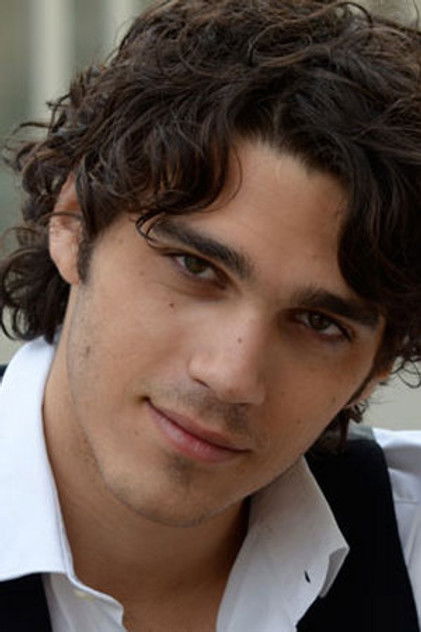 Giuseppe Maggio como Dario
