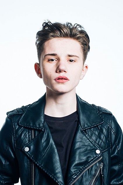 Zak Sutcliffe como Reggie