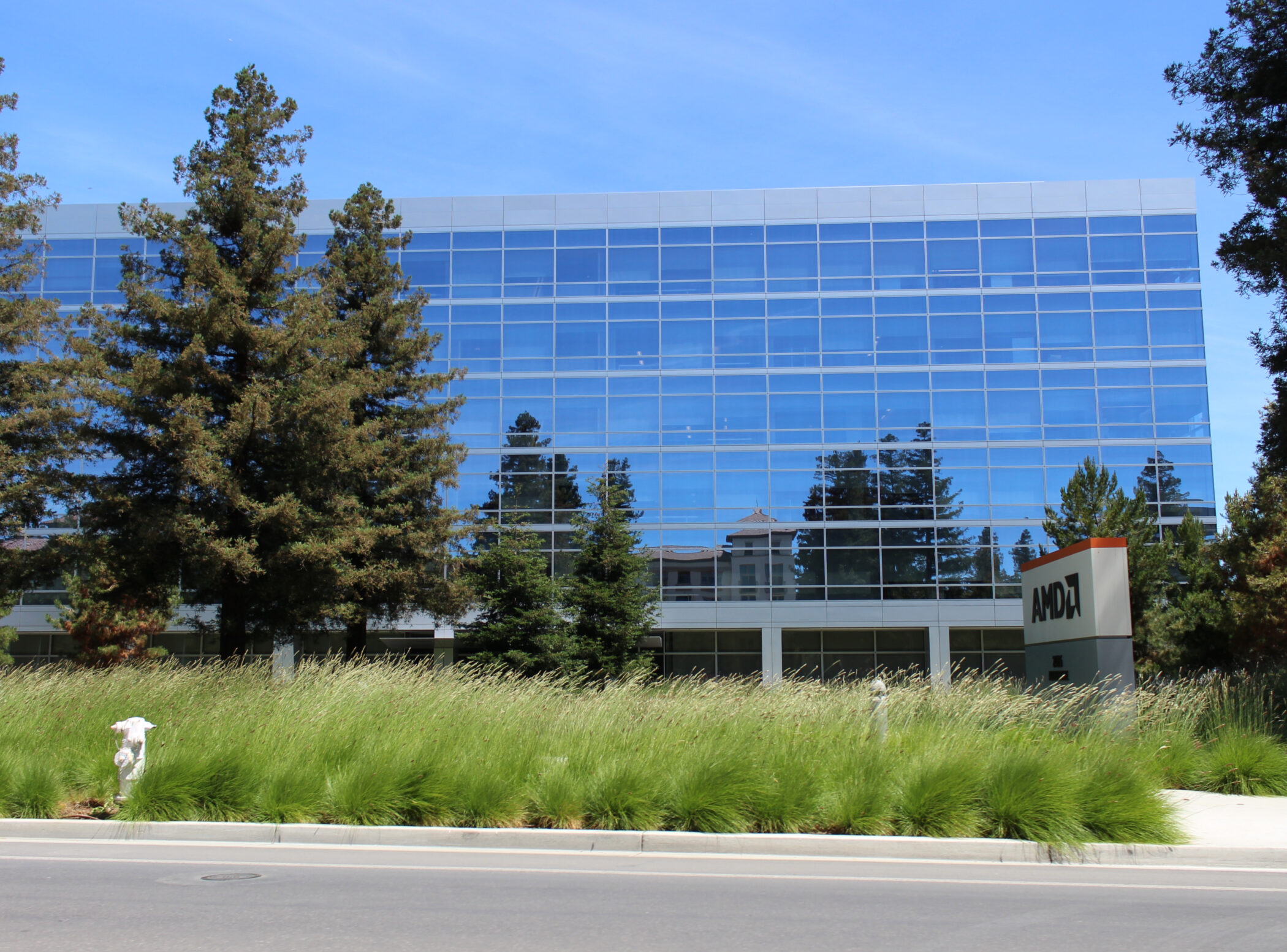 AMD headquarters at 2485 Augustine Drive, Santa Clara, California — Coolcaesar / CC BY-SA 4.0 (Wikimedia Commons)