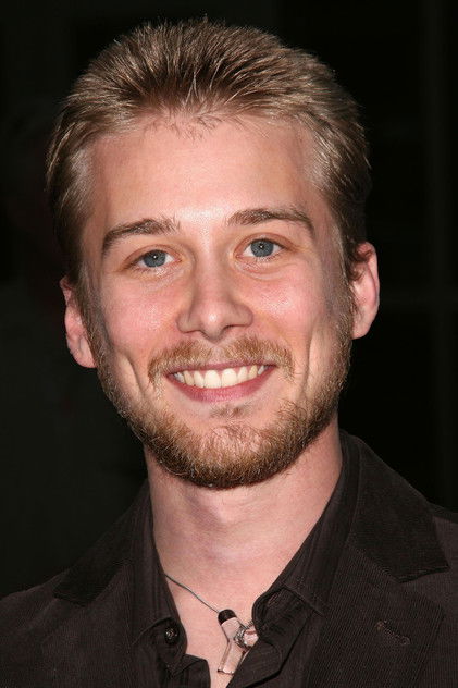 Lou Taylor Pucci como Winthrop