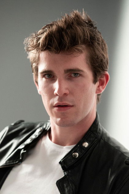 Eric Masip como Artemis Hidalgo