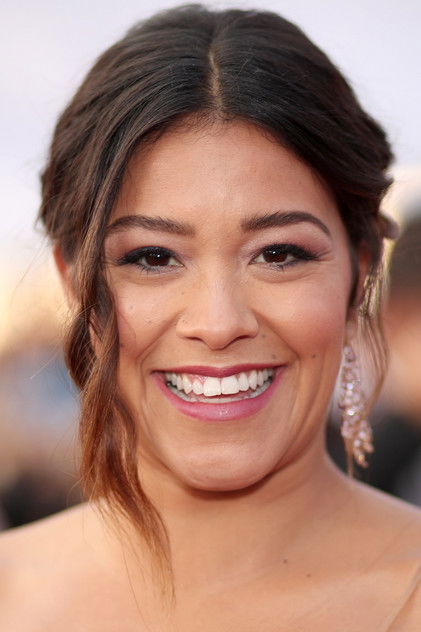 Gina Rodriguez como Nell Serrano