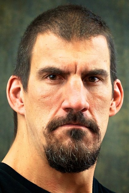 Robert Maillet como Apex