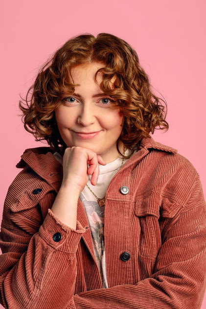 Alice Oseman como Self