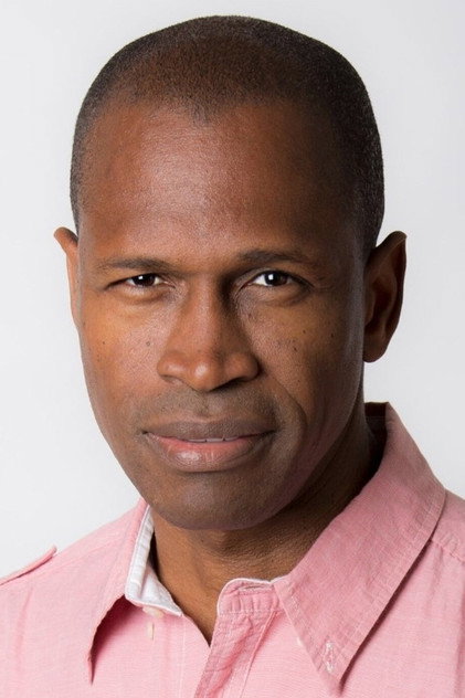 Marcus Johnson como General Dyson