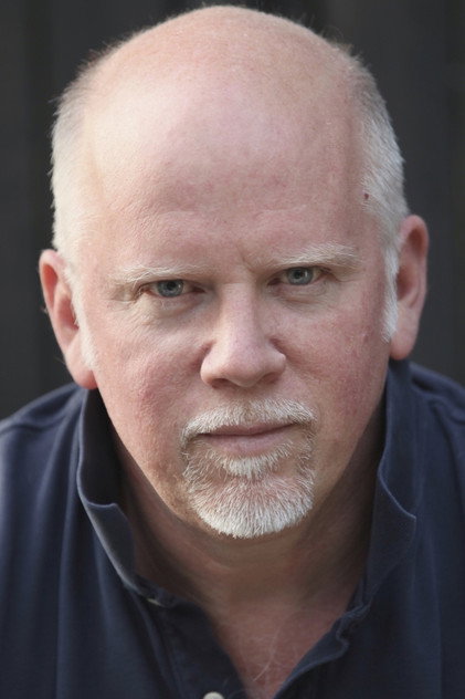Paul Caesar como Captain Lou Welsh
