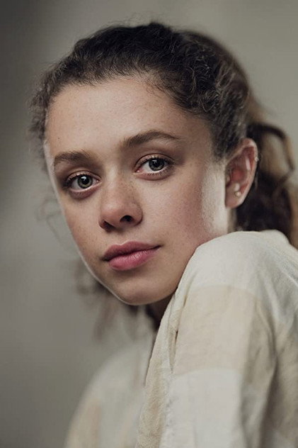 Isis Hainsworth como Emily Spector