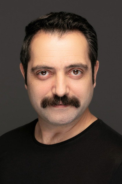 Gürhan Altundaşar como Serhat