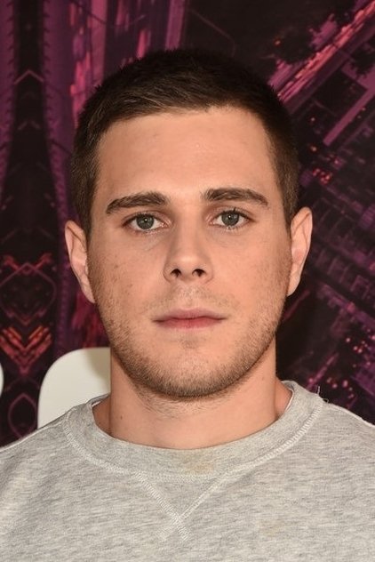 Jared Abrahamson como Colm Dwyer