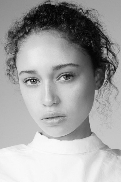 Ella-Rae Smith como Helina
