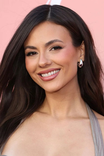 Victoria Justice como Lola