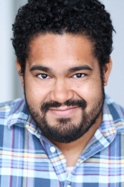 Josh Banday como Dennis