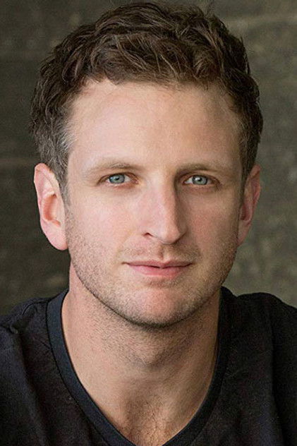 Aaron Glenane como Beaver Baker
