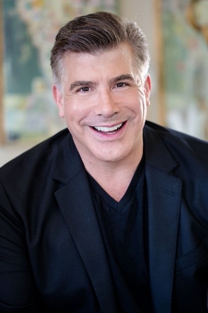 Bryan Batt como Gio