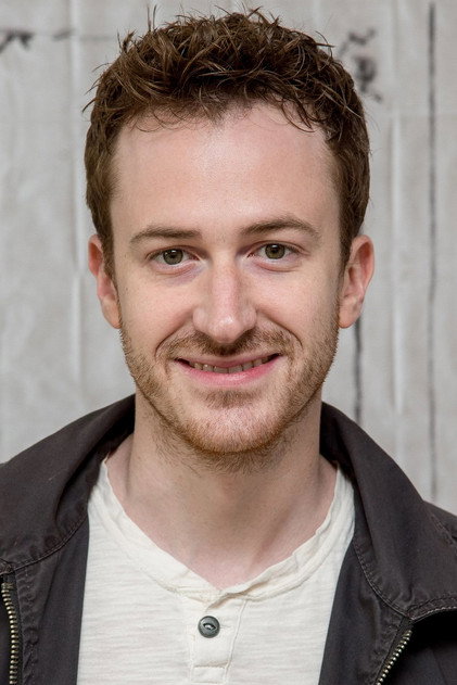 Joseph Mazzello como Tim