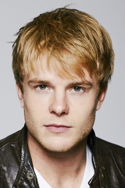 Graham Rogers como Tyler
